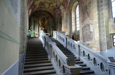 Po Świętych Schodach pielgrzymi wchodzą na kolanach schody po lewej stronie służą...
