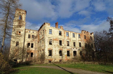 Ruiny pałacu w Maniowie Małym