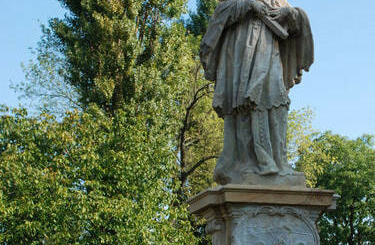 Łozina (gm. Długołęka), rzeźba Jana Nepomucena z reliefem przedstawiającym...