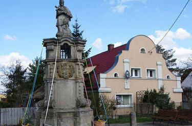Kamionna (gm. Kąty Wrocławskie), jeden z ładniejszych pomnik&oacute;w św. Jana...