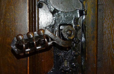 Kuta ręcznie klamka przy drzwiach do dawnej salki ZGV