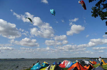 Kitesurfer&oacute;w najlepiej oglądać z niewielkiej plaży od strony wsi Chwał&oacute;w