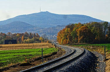 Z okien pociągu na trasie Wrocław-Świdnica Ślęża będzie stałym motywem krajobrazu