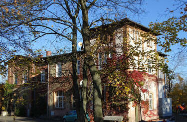 Budynek dworca w Sob&oacute;tce ma ciekawą architekturę; niestety podczas rewitalizacji...
