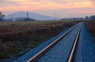 Oglądanie zachodu słońca z okien pociągu będzie dodatkową atrakcją dla podr&oacute;żujących