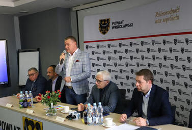 Zdjęcie do Samorządy z powiatu wrocławskiego zdają wzorcowo egzamin z pomocy...