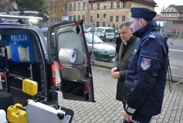 Zdjęcie do Przekazanie radiowozu specjalistycznego dla Komendy Miejskiej Policji...