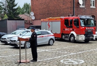 Zdjęcie do Uroczyste przekazanie dw&oacute;ch samochod&oacute;w operacyjnych dla...