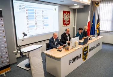 Zdjęcie do Ostatnia XXXVI Sesja VI kadencji Rady Powiatu Wrocławskiego 