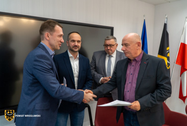 Zdjęcie do Podpisano umowę na rozbudowę drogi powiatowej nr 1341D w miejscowości...
