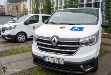 Zdjęcie do Nowe busy dla uczni&oacute;w SOSW w Kątach Wrocławskich otwierają...