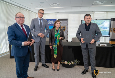 Zdjęcie do Kluczowa inwestycja dla powiatu i regionu &ndash; podpisano umowę na...