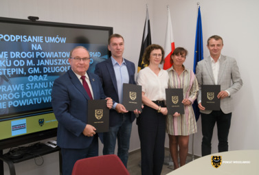 Zdjęcie do Kolejne inwestycje drogowe w Powiecie Wrocławskim. Podpisano umowy na...