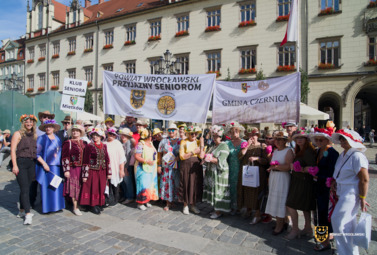 Zdjęcie do Seniorzy z Powiatu Wrocławskiego w barwnym Marszu Kapeluszy