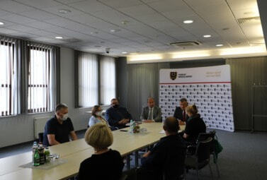 Zdjęcie do Spotkanie władz Powiatu Wrocławskiego ze Stowarzyszeniem Inicjatyw...