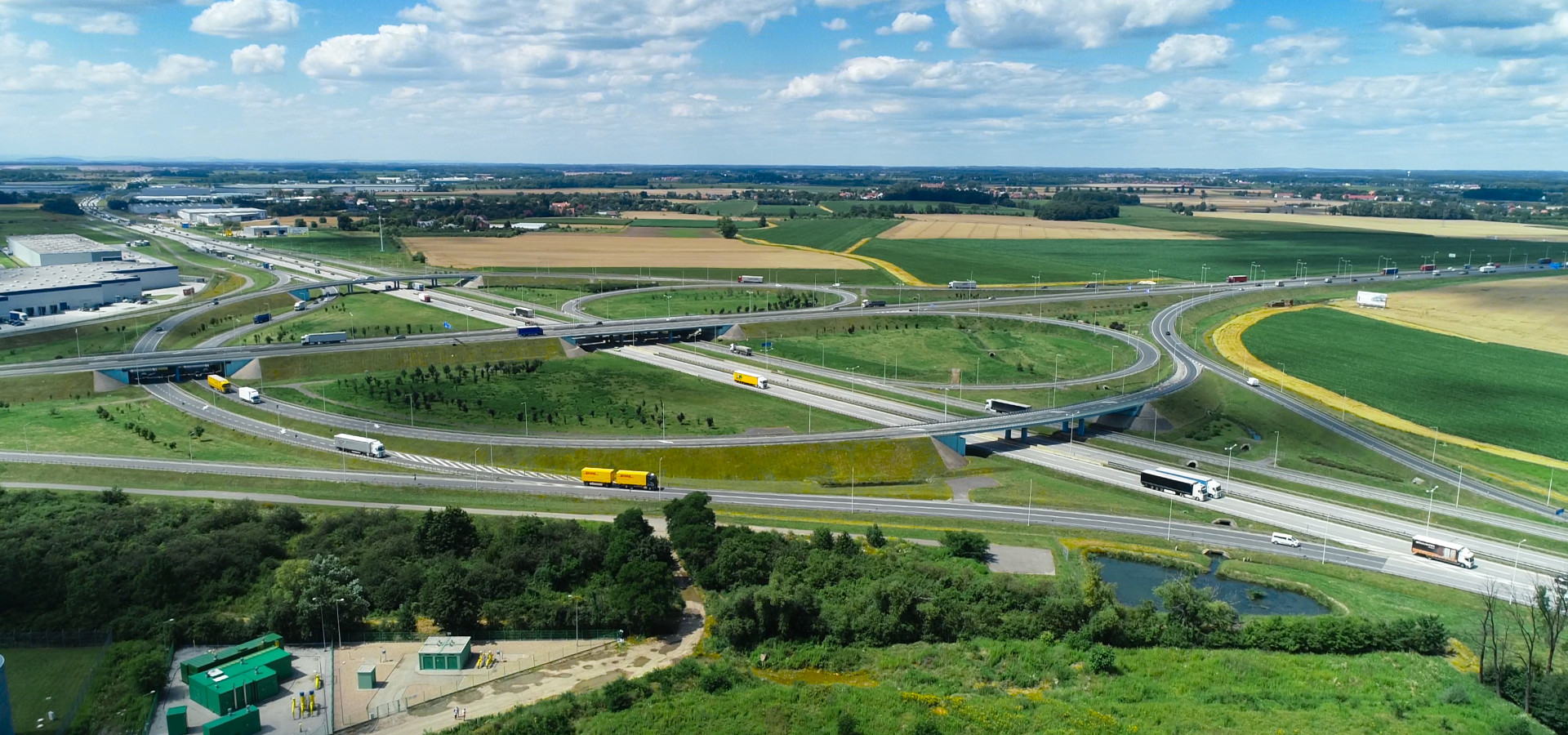 Zdjęcie z lotu ptaka na węzeł komunikacyjny drogi A8